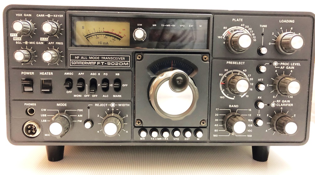 Vintage HF-Allmode-Transceiver Sommerkamp FT-902DM mit AM-Modusschalter