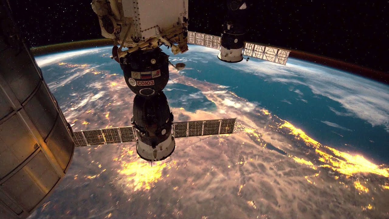 La Stazione Spaziale Internazionale e la Terra di notte vista dallo spazio