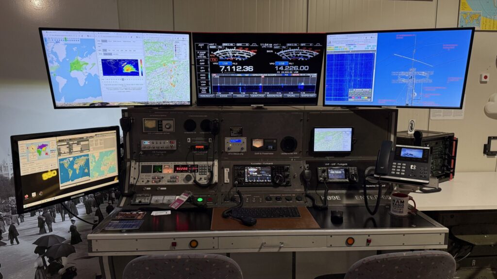 Funkpult der Amateurfunkstation HB9E in der ENTER Technikwelt Solothurn